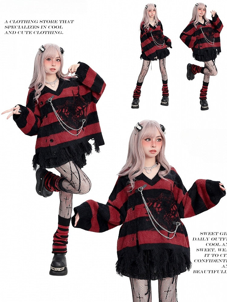Pull rayé à col en V et motif toile d'araignée noir et rouge des années 2000, avec bordure vieillie, bretelles à boucle et chaîne