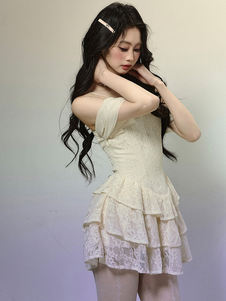 Mini-robe en dentelle à volants et nœud abricot