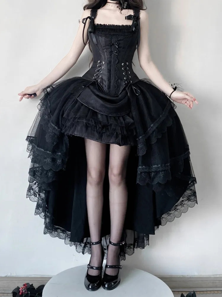 Schwarzes Korsett-Oberteil mit Schnürdetails und Stäbchen + Lolita-Rock mit mehreren Lagen und hohem Bund