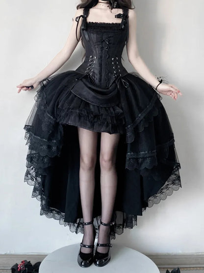 Schwarzes Korsett-Oberteil mit Schnürdetails und Stäbchen + Lolita-Rock mit mehreren Lagen und hohem Bund