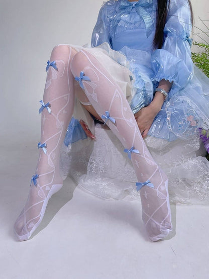 Bas semi-transparents au-dessus du genou avec nœud blanc et bleu