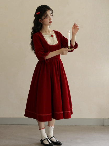 Robe rouge vin vintage à encolure carrée