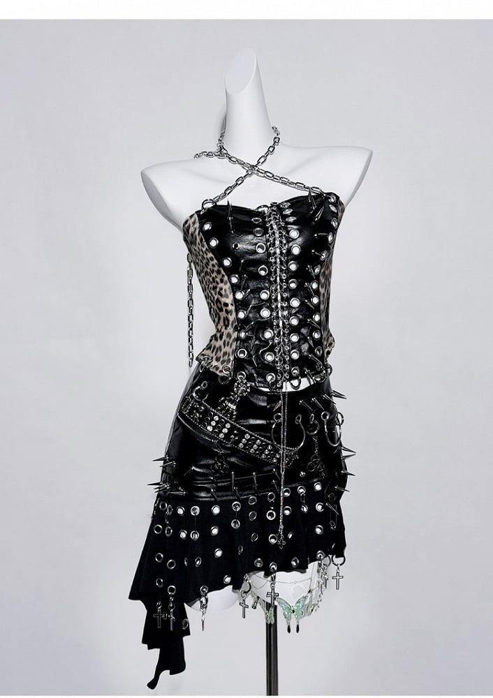 Jupe asymétrique noire punk avec anneaux et clous croisés