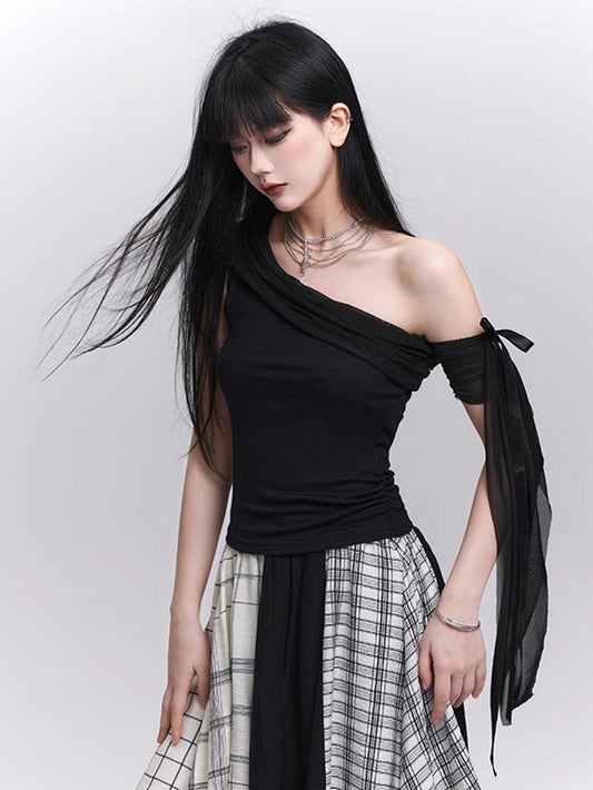 Schwarzes T-Shirt mit asymmetrischem Ausschnitt und schmaler Passform