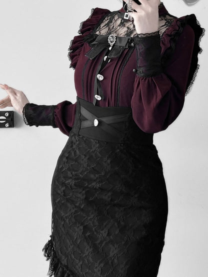 Weinrote Jirai Kei-Bluse mit Illusionsausschnitt und Faltendetails und Fliege