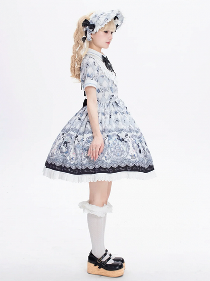 Süßes Wunderland und Kitty Lolita im Einteilerkleid mit einem Aufdruck, Alice-Thema, Hase