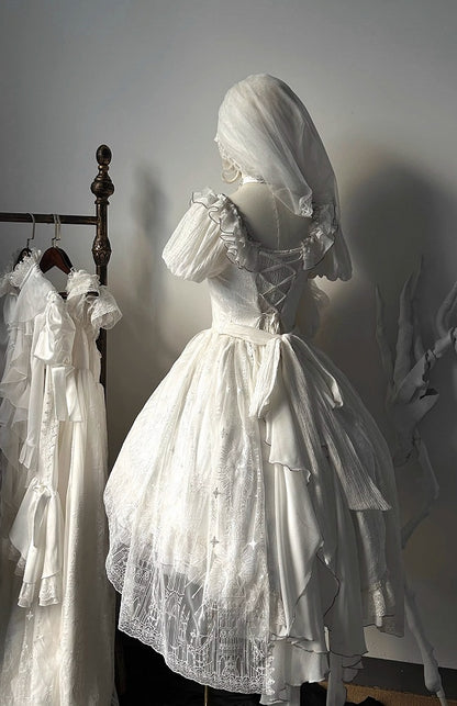 Robe jupe haute-basse blanche brodée d'os de dragon Shiro avec superposition de broderie cathédrale