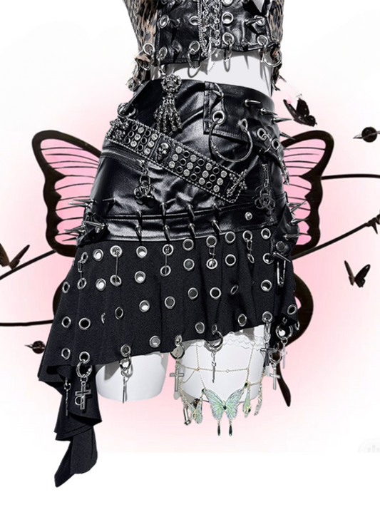 Jupe asymétrique noire punk avec anneaux et clous croisés
