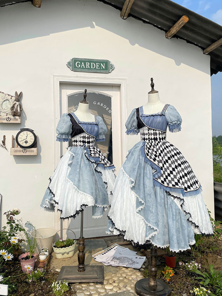 Asymmetrisches Karokleid „Alice im Wunderland“