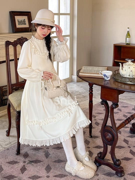 Robe à manches longues et col à volants avec nœud blanc
