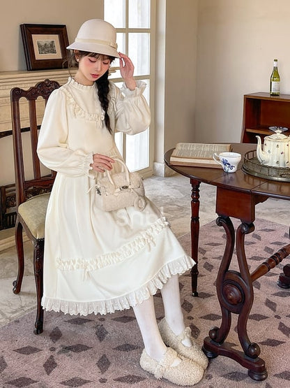 Robe à manches longues et col à volants avec nœud blanc