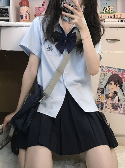 Preppy Sakura Shirt Stickerei Stil Weiß/Grau/Blau
