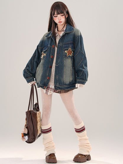 Jeansblaue Jacke mit Stern-Patches und verblasster Waschung