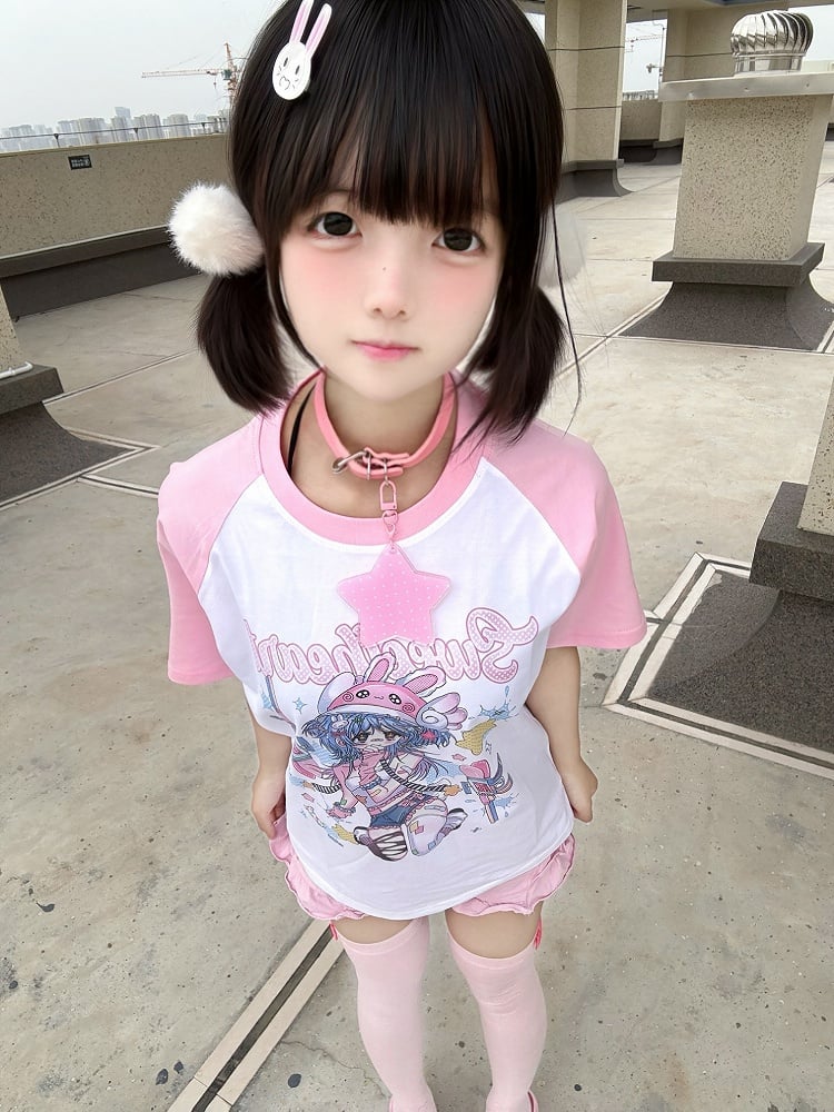 T-Shirt mit Anime-Mädchen-Print, Stern und Halsband, rosa und weißes Colorblock-Design, kostenlos