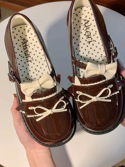 Niedriger Absatz mit braunem PU-Lammherz, benommener Schnalle und Schleifendetails, Schuhe JK Cute