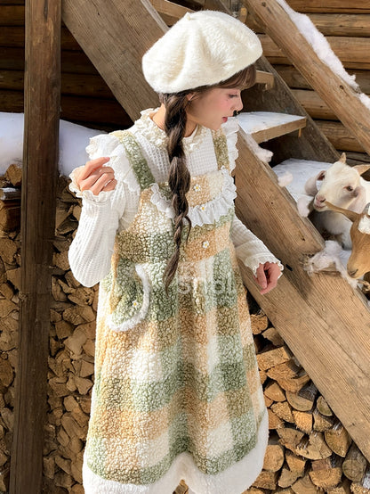 Robe salopette en polaire à carreaux avec détails floraux verts et bordure en dentelle et poches