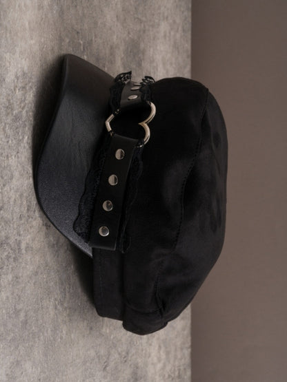 Herzhut, Gothic-Spitzenbesatz, schwarze Baskenmütze, Nietenring