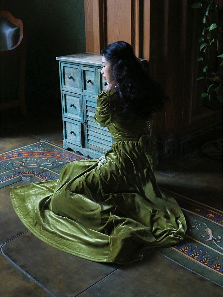 Robe vintage en velours vert foncé à taille haute et décolleté carré