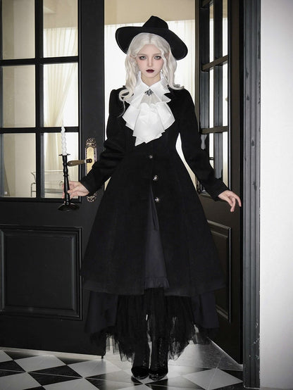 Schwarzer Gothic-Lolita-Mantel mit geschwungenem Kragen und Fledermausflügeln