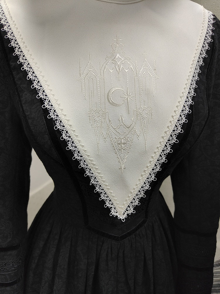 ホワイト/ブラックの刺繍ディテール、尖った襟