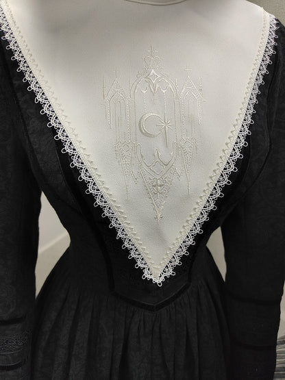 ホワイト/ブラックの刺繍ディテール、尖った襟