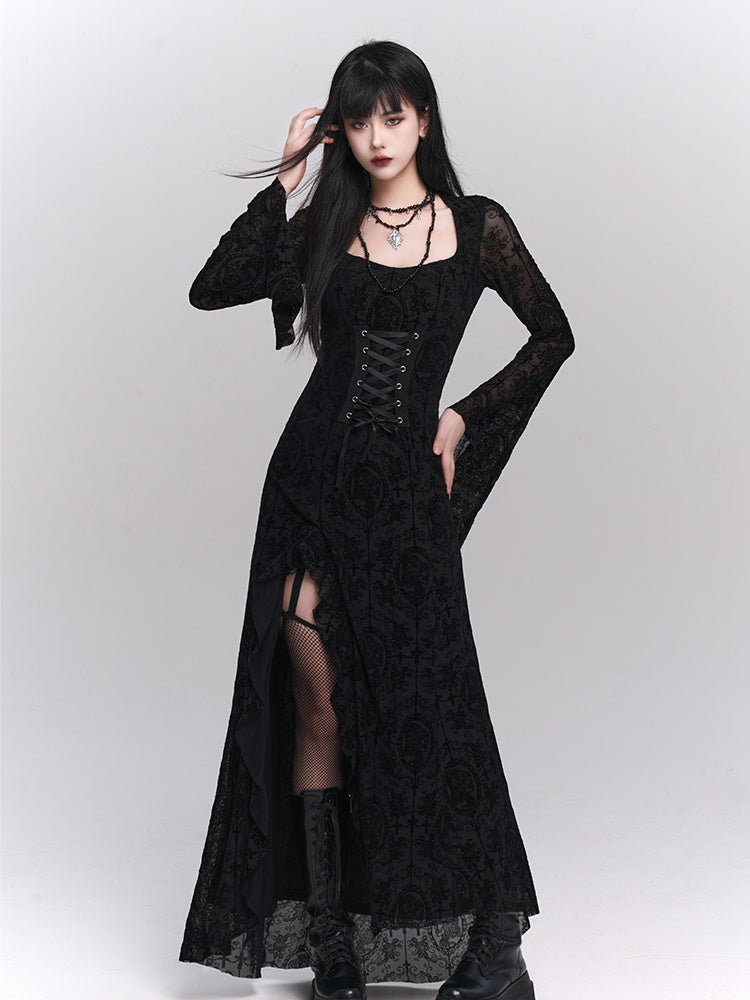 Robe gothique noire à manches cloche et fentes latérales en dentelle rosette avec détails à lacets