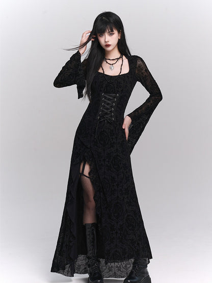Robe gothique noire à manches cloche et fentes latérales en dentelle rosette avec détails à lacets
