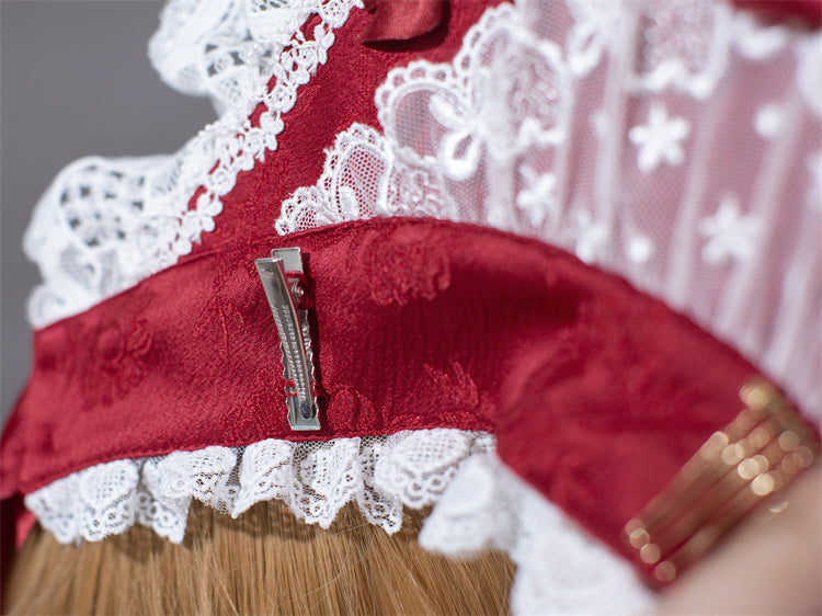 Bonnet avec bordure en dentelle et nœud blanc et rouge vin