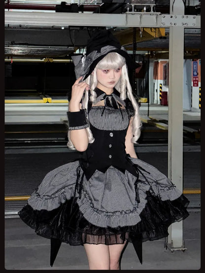 Graues und schwarzes Halloween-Gothic-Lolita-Kleid mit Kordelzug und gestreiftem Saum