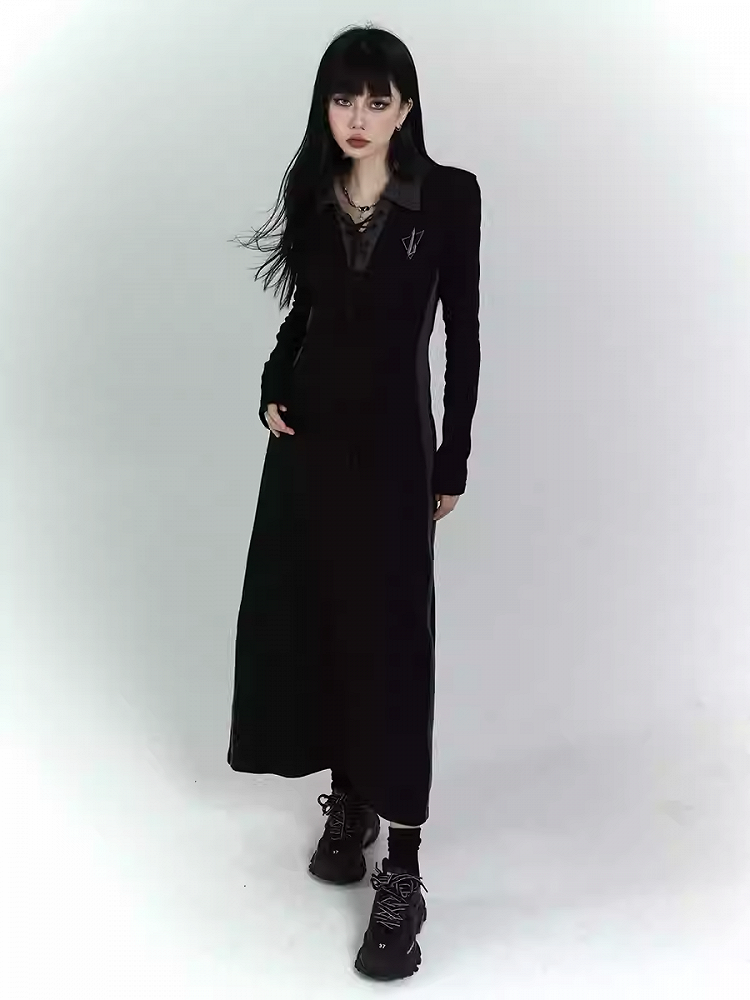Robe noire gothique avec détails à lacets sur le devant