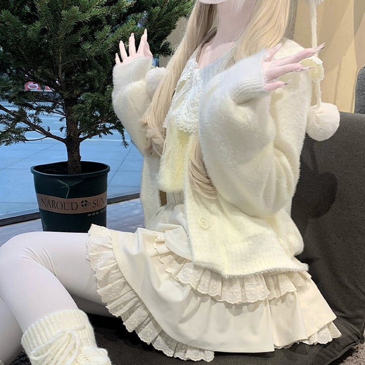 Pull jaune à col rond et plat + cardigan blanc + jupe doublée à trois épaisseurs