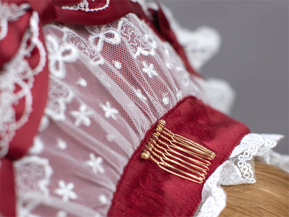 Bonnet avec bordure en dentelle et nœud blanc et rouge vin