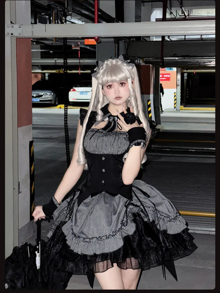 Graues und schwarzes Halloween-Gothic-Lolita-Kleid mit Kordelzug und gestreiftem Saum