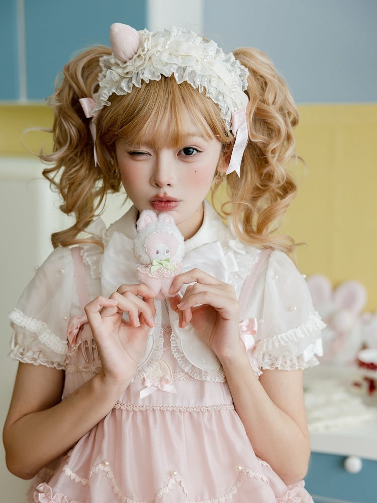 Bandeau beige avec des accents de fraise rose et de nœud papillon