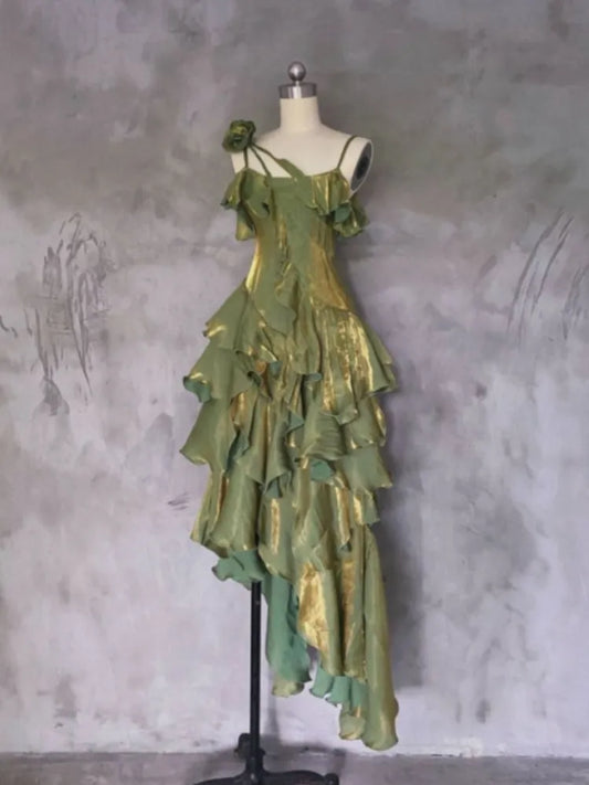 Robe de soirée verte asymétrique à volants superposés et bretelles spaghetti