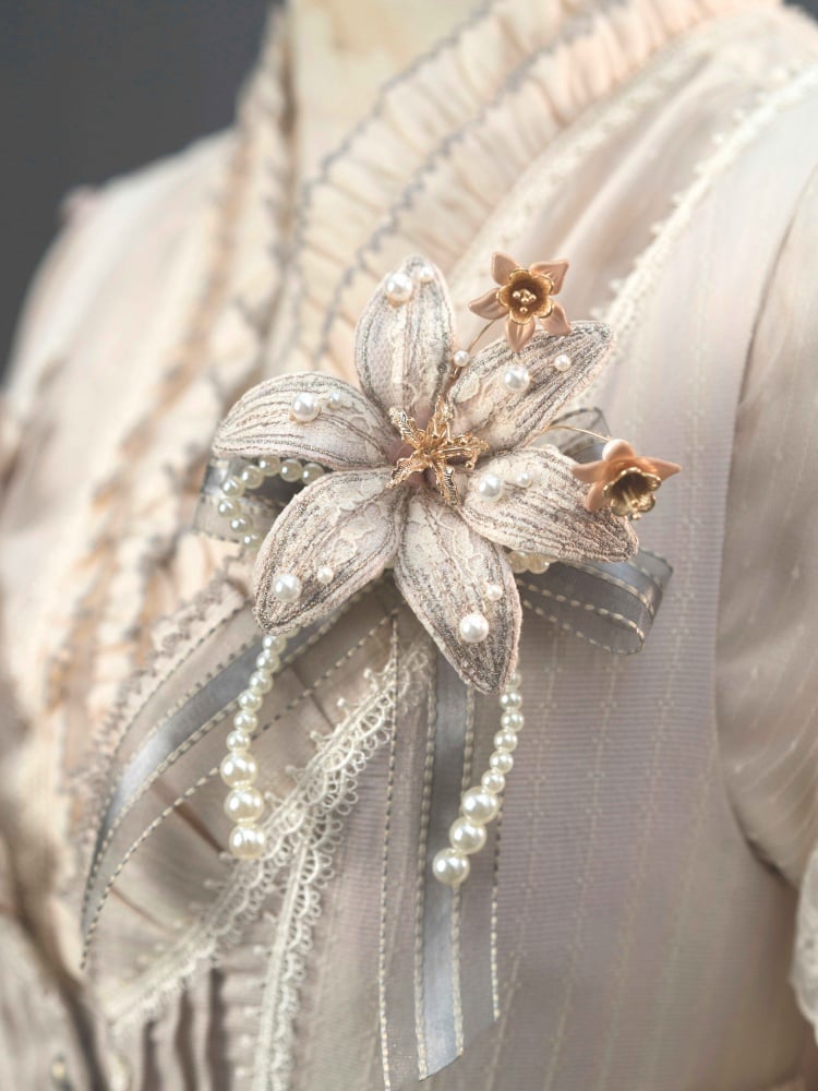 ブルー/パープル/グレーのビーズディテールのユリのブローチ