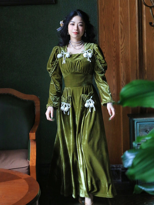 Robe vintage en velours vert foncé à taille haute et décolleté carré