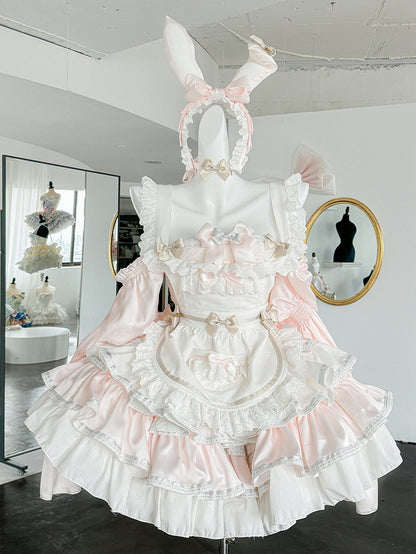 Robe bouffante sans bretelles à volants et taille basque, tablier blanc et rose