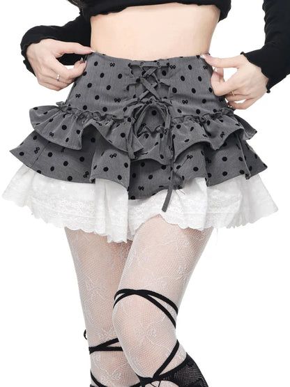 蝶結びの水玉模様のグレーのレースアップスカートのパターンと白いティアードディテール