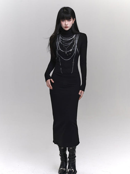Robe noire ajustée à col haut et chaîne perlée