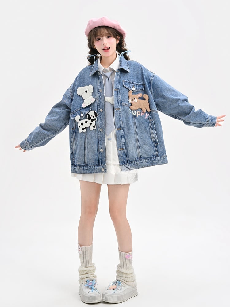 Jeansjacke im Used-Look mit abnehmbaren Welpenbroschen in verblasstem Blau