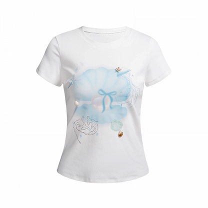 Weißes, eng anliegendes T-Shirt mit Rundhalsausschnitt und Muschel- und Perlendruck