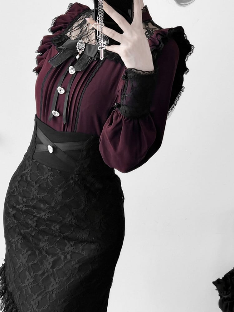 Weinrote Jirai Kei-Bluse mit Illusionsausschnitt und Faltendetails und Fliege