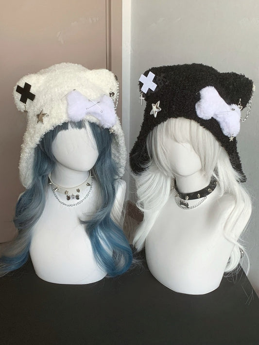 Bonnet en peluche avec oreilles d'ours et croix noires et blanches