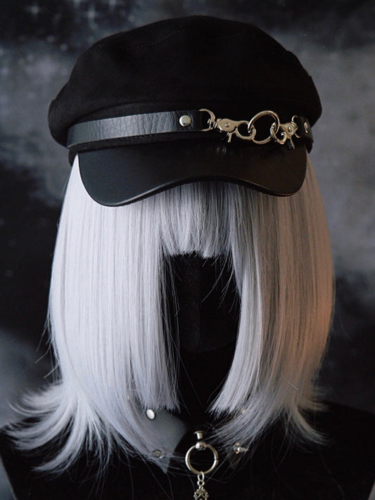 Baretthut mit Gothic-Schnallen in Schwarz