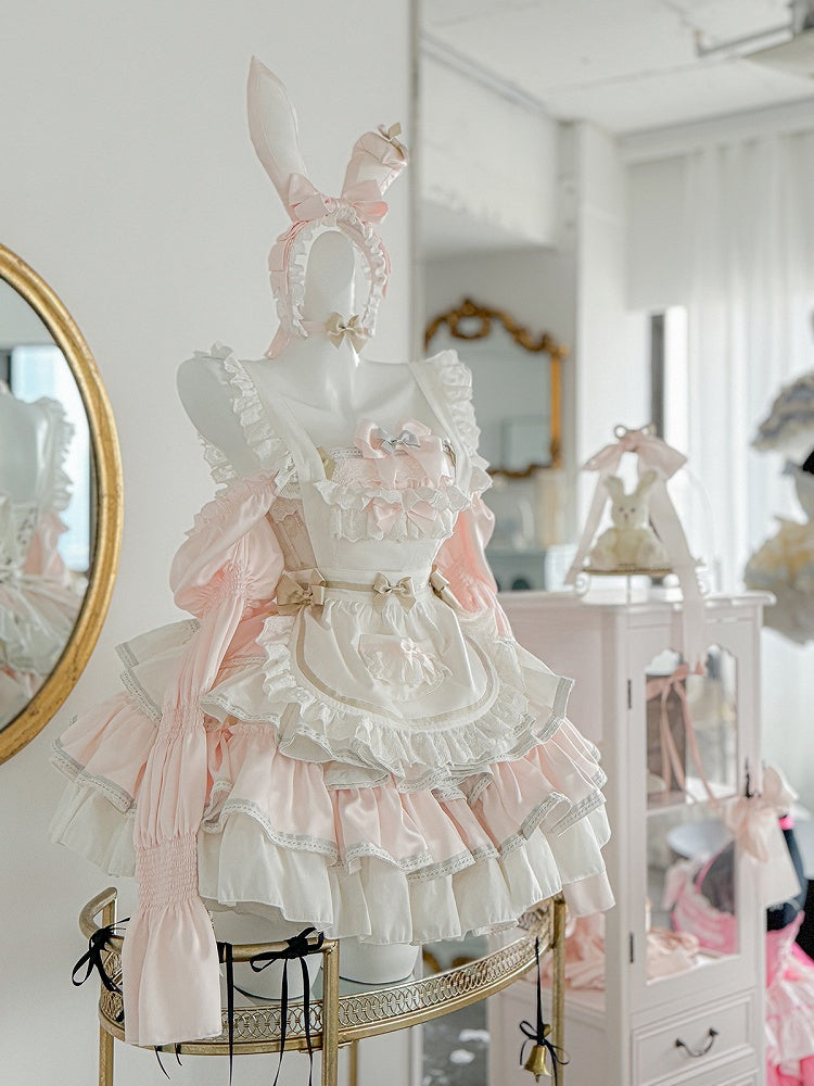 Robe bouffante sans bretelles à volants et taille basque, tablier blanc et rose