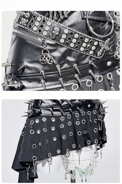 Jupe asymétrique noire punk avec anneaux et clous croisés