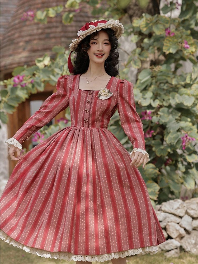 Robe rouge à rayures vintage et en dentelle à encolure carrée