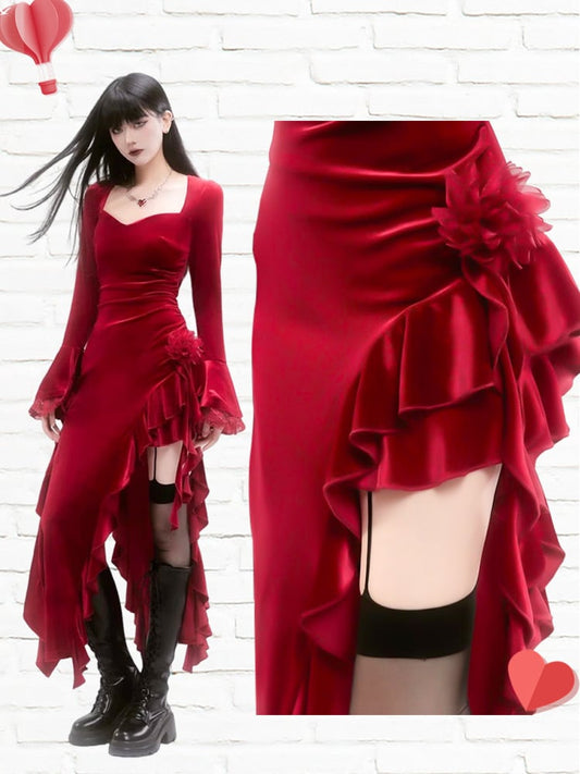 Robe en velours rouge à manches cloche et ourlet asymétrique à volants