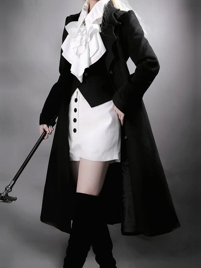 Schwarzer Gothic-Lolita-Mantel mit geschwungenem Kragen und Fledermausflügeln